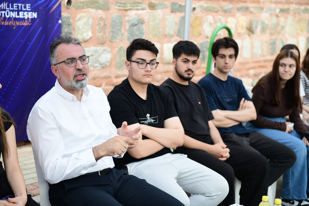 Başkan Erol Kütüphanede Gençleri Dinledi: 