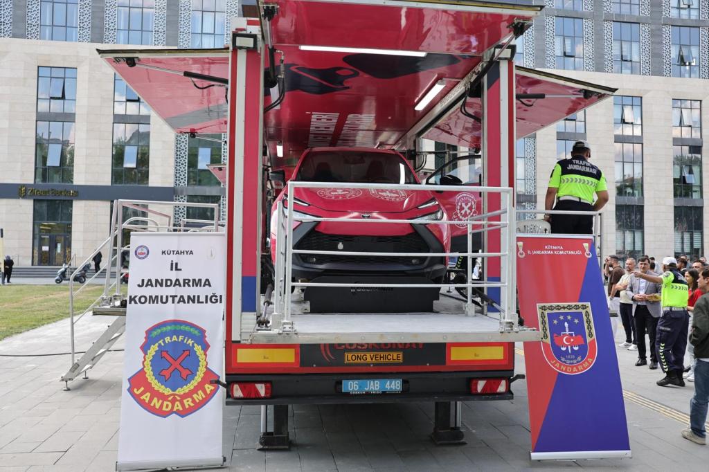 Kütahya’da Trafik Kazası Simülasyonu: Emniyet Kemerinin Önemi Uygulamalı Anlatıldı