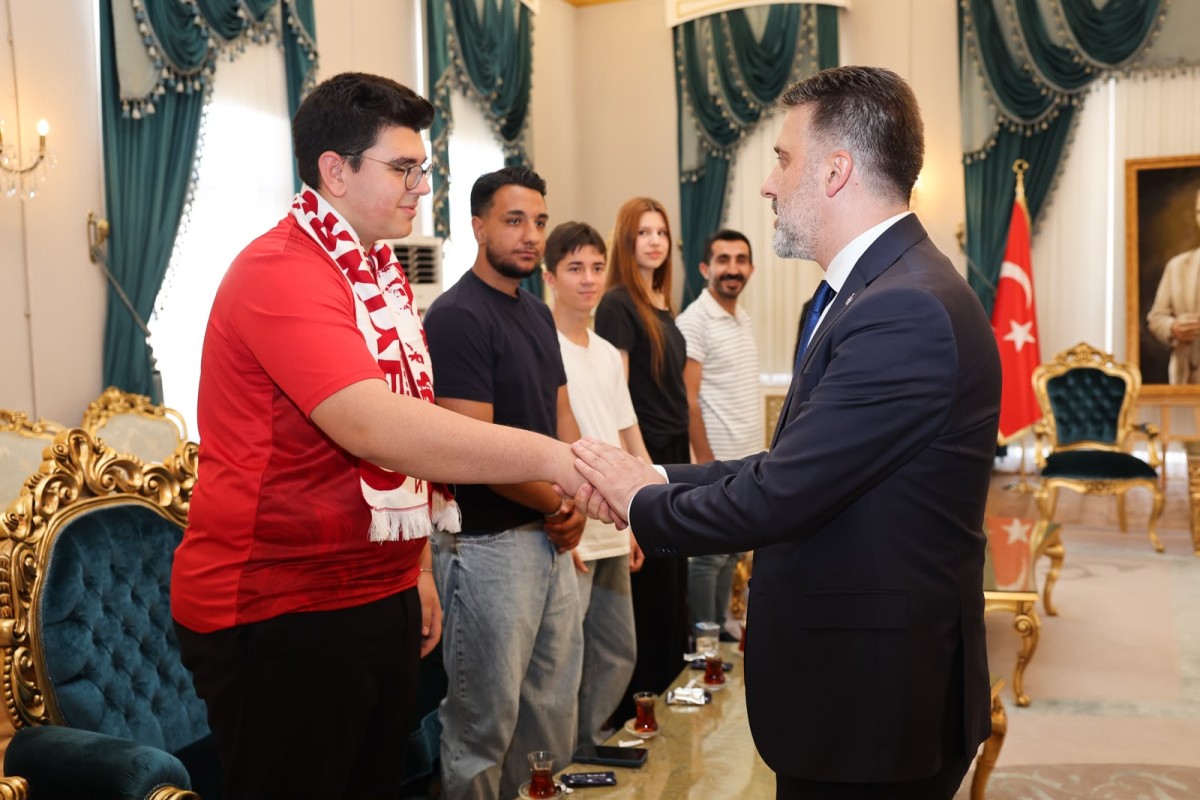 Türkiye’nin Şampiyon Marşı Bursa’dan Çıktı: Başkan Vekili Biba’dan Gençlere Stüdyo Müjdesi!