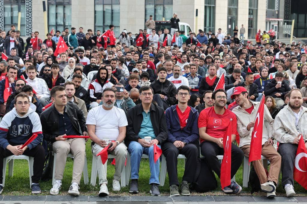 KÜTAHYA'DA MİLLİ MAÇ COŞKUSU: BELEDİYE BAHÇESİNDE DEV EKRANDA DÜNYA KUPASI HEYECANI