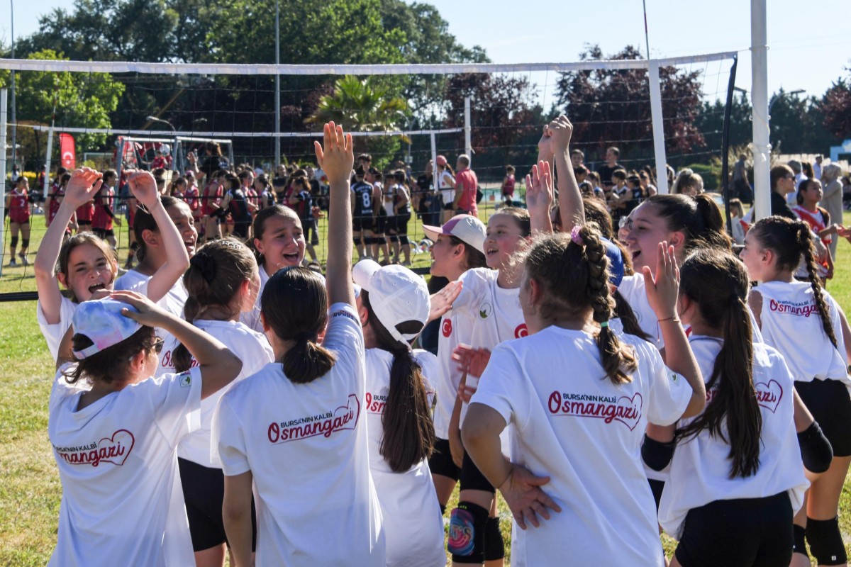 SUKAYPARK'TA FİLENİN MİNİK SULTANLARI SAHNEDE: BİN 300 ÇOCUKLA DEV VOLEYBOL ŞÖLENİ