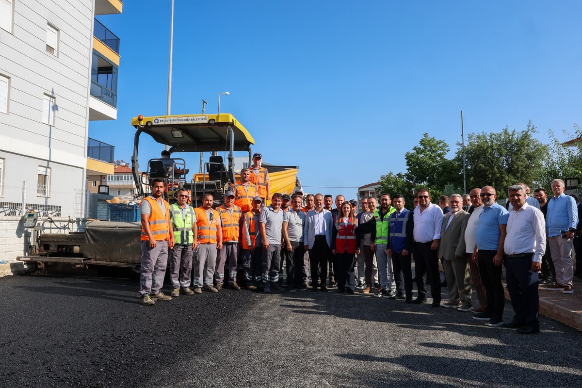 ANTALYA'DA DEV İŞ BİRLİĞİ: DÖŞEMEALTI YENİKÖY'DE 2 BİN METRELİK SICAK ASFALT HAMLESİ