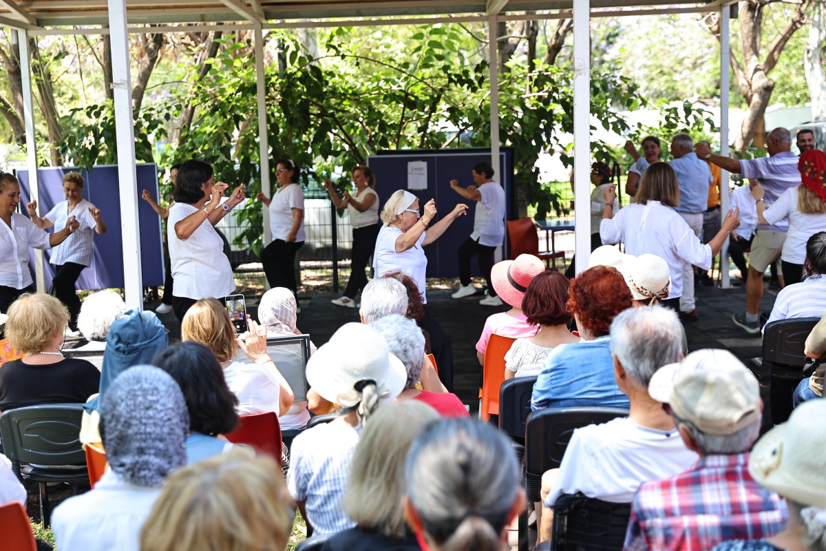 ANTALYA'NIN ÇINARLARI SAHNEDE DEVLEŞTİ: AKTİF YAŞLI MERKEZİ'NDEN COŞKULU YAZ VEDASI