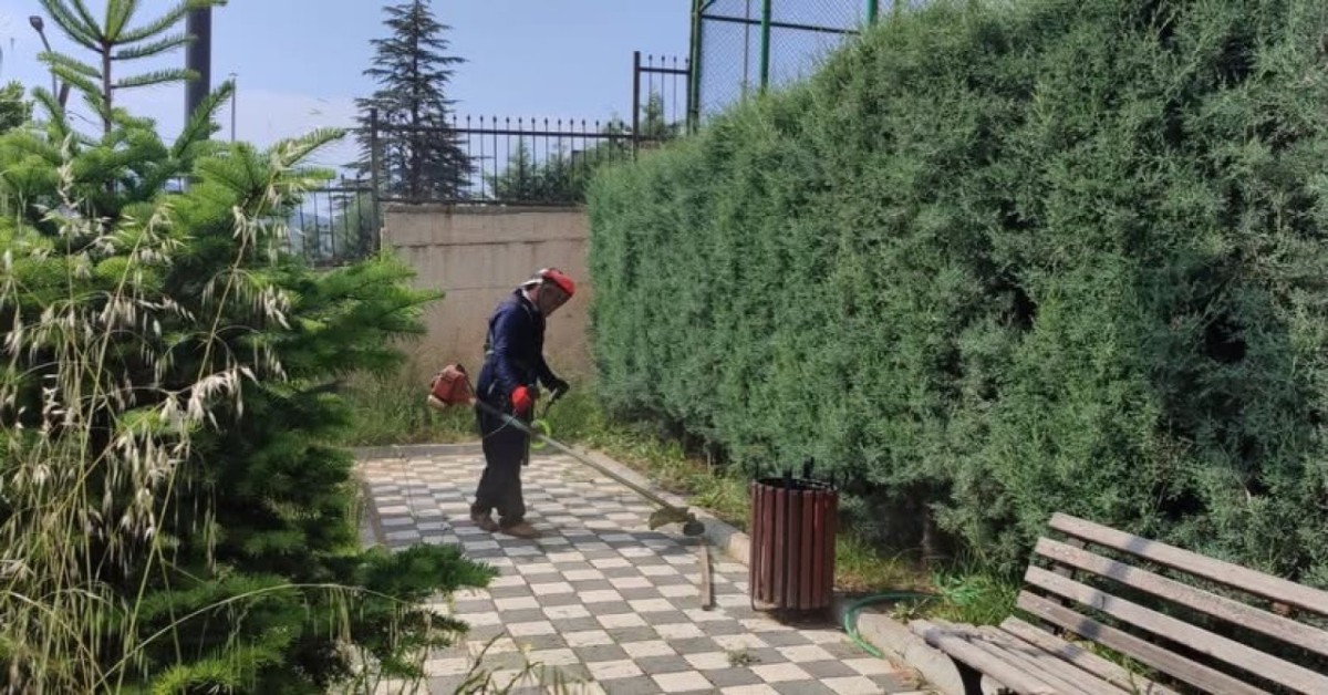 DURSUNBEY'DE YEŞİL ALAN SEFERBERLİGİ: PARK VE BAHÇELERDE BAKIM MESAİSİ