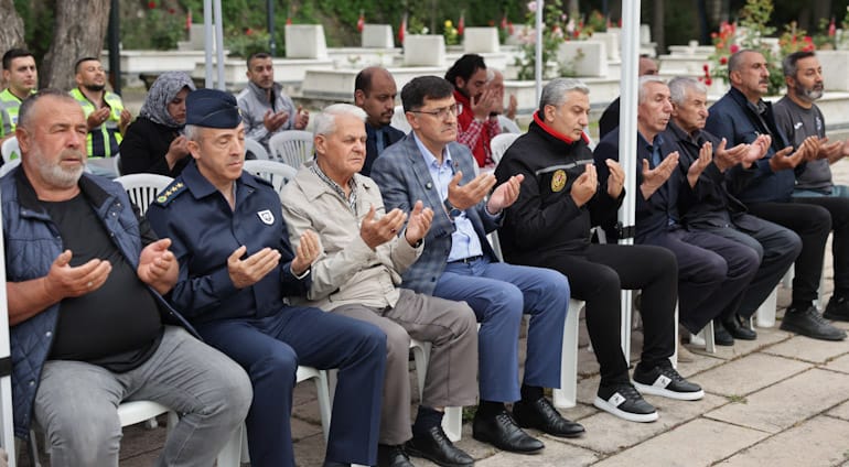 KÜTAHYA'DA AZİZ ŞEHİTLERİMİZE VE GAZİLERİMİZE VEFA: HAVA ŞEHİTLİĞİ'NDEN YÜKSELEN DUALAR GÖNÜLLERİ BİRLEŞTİRDİ!