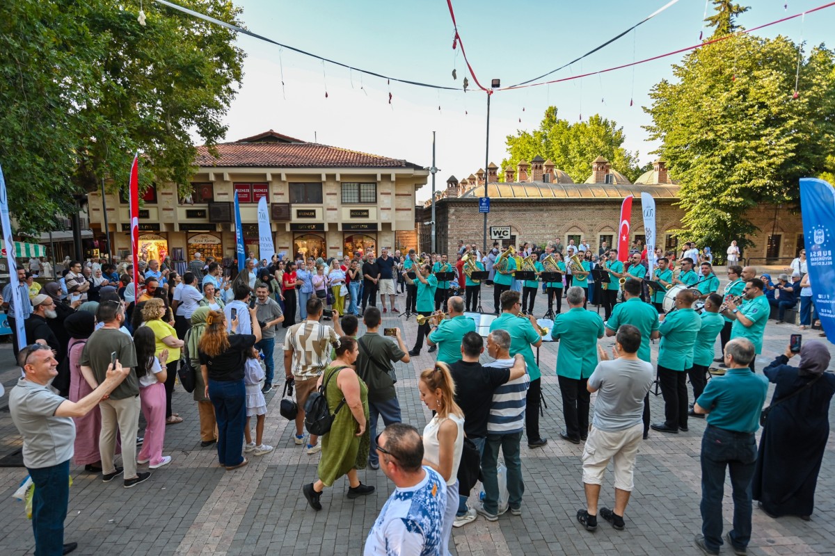 BURSA'DA FETİH COŞKUSU BELEDİYE BANDOSUNUN NOTALARIYLA YANKILANIYOR