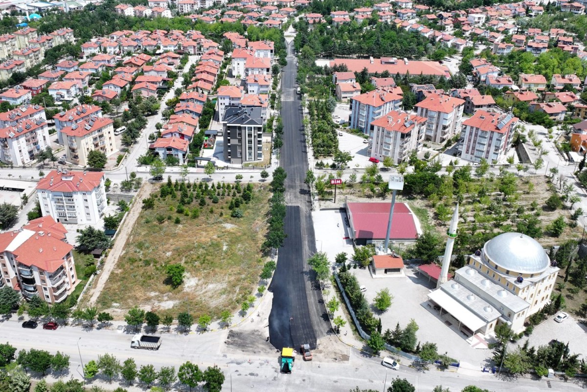ISPARTADA YOLLAR YENİLENİYOR OKUL ÖNÜNDEKİ ASFALT TAMAMEN DEĞİŞTİ