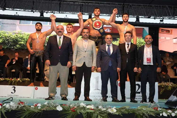 Bursa Büyükşehir güreşçisinden Cumhurbaşkanlığı Kupası’nda üçüncülük başarısı
