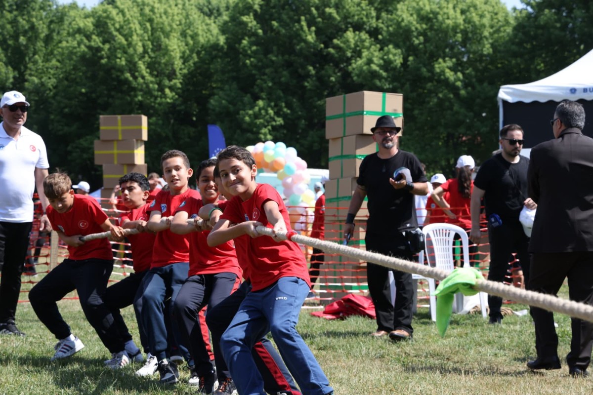 MERİNOS PARKI'NDA NOSTALJİ RÜZGARI: 750 ÇOCUK GELENEKSEL OYUNLARLA EKRANDAN UZAKLAŞTI