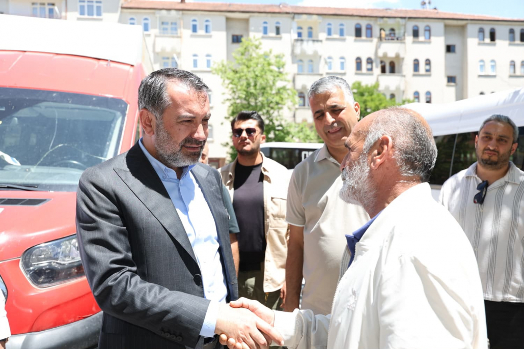 ELAZIĞ'DA YERİNDE YÖNETİM MESAİSİ: BAŞKAN ŞERİFOĞULLARI MAHALLELERİN NABZINI TUTUYOR