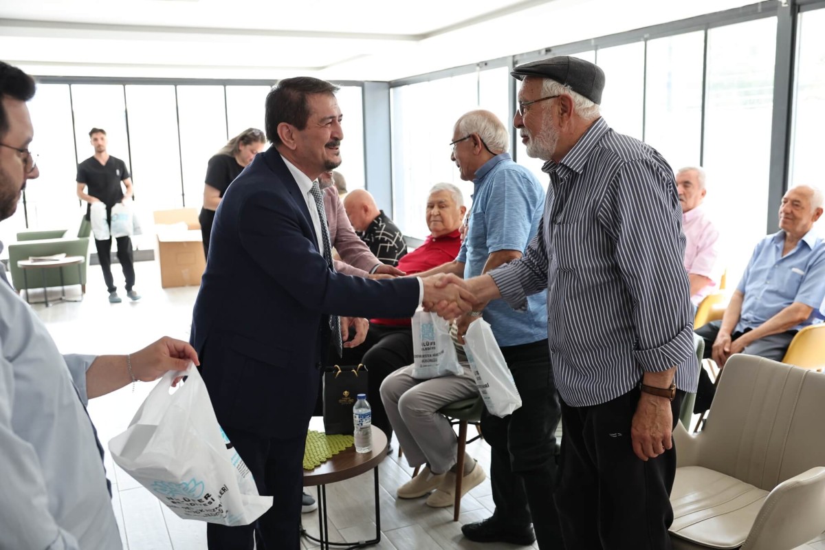 NİLÜFER'DE YAŞLILARA DUYGUSAL ZİYARET: HUZUREVİ SAKİNLERİNİN BABALAR GÜNÜ KUTLANDI