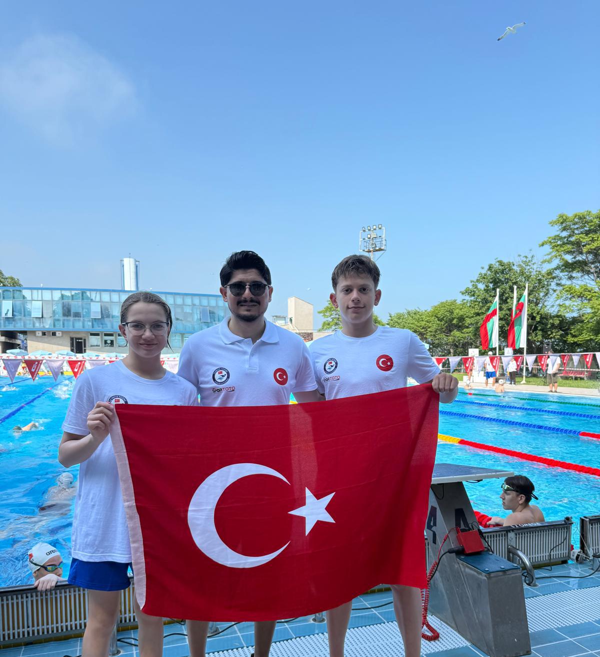 ULUSLARARASI ARENADA YILDIRIM RÜZGARI: GENÇ YÜZÜCÜLER BULGARİSTAN'DAN MADALYALARLA DÖNDÜ