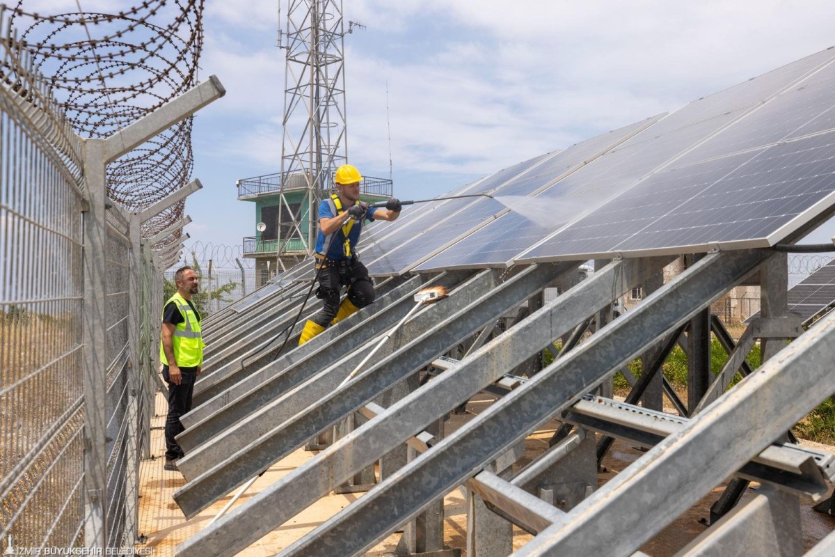 İZMİR'İN KRİTİK HABERLEŞME ALTYAPISINA GÜNEŞ ENERJİLİ GÜVENCE