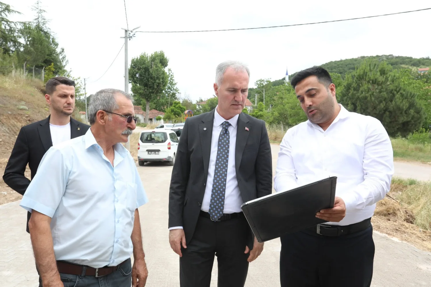 İNEGÖL KIRSALINDA ÜSTYAPI SEFERBERLİĞİ: FINDIKLI MAHALLESİ'NDE 3 SOKAK PARKE TAŞIYLA YENİLENDİ!