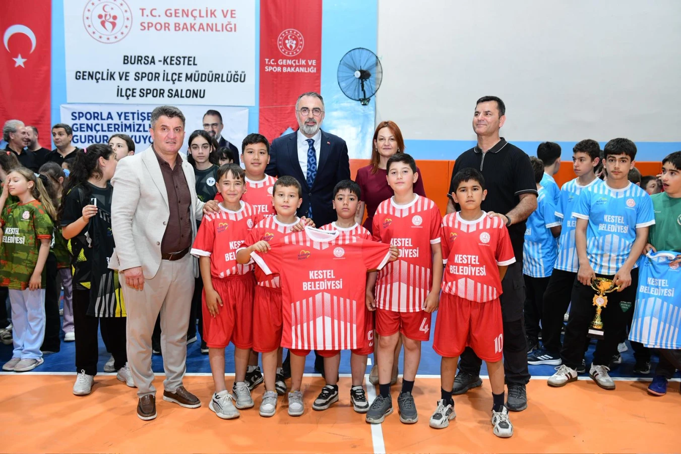 KESTEL'DE OKUL SPORLARI ÖDÜL TÖRENİ VE FORMA DAĞITIMI COŞKUSU